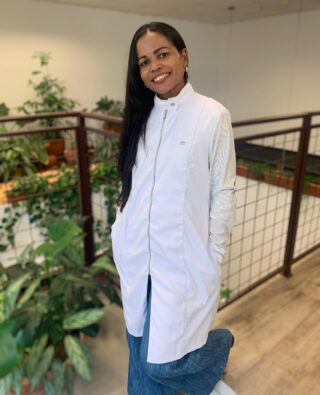 JÔ VIEIRA ✨

Nossa esteticista e massoterapeuta, que engloba no seu protocolo MRD, uma massagem modeladora e técnica, utiliza movimentos manuais intensos e profundos com objetivo de reorganizar as camadas de gordura, promovendo harmonização dos contornos corporais. Além disso, quando aplicada com a técnica correta pode auxiliar na redução de medidas e na retenção de líquidos, estimular a circulação sanguínea e o metabolismo e contribuir para a melhora da auto estima e da qualidade de vida. Tem coisa melhor do que tudo isso? ✨💆‍♀️