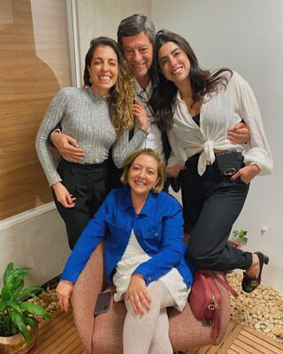 Aqui na PuraH também trabalhamos em família, vocês conhecem cada um deles? ✨

A Dra Ana Teresa Mello é médica integrativa e idealizadora da clínica;
Ju Mello é a nutri oficial da PuraH, irmã e parceira de trabalho da Dra Ana;
Senhor Luiz é o pai e gestor;
Rose Mello é a mãe, terapeuta corporal e esteticista da Sisley Paris;

Juntos são um coração de um time que reúne mais de 20 profissionais dispostos a trazer para a sua vida saúde e bem-estar. Contem com a gente! 🤞🤍