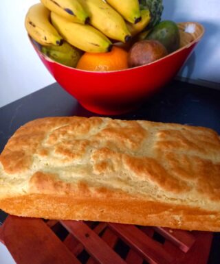 PÃO SEM GLÚTEN 🍞

Dica boa é dica compartilhada ✨
A @rosefmello sextou fazendo essa receita maravilhosa da @sylvianplopes e o resultado foi esse pão super fofinho e delicioso. 

PASSO A PASSO:

Comece fazendo um mix de farinha com os seguintes ingredientes:

-150 gramas de polvilho doce;
-150 de farinha de arroz;
-1/2 colher de chá de goma xantana;

Misture bem todos os ingredientes citados acima. Em seguida, abra um buraquinho no meio do mix para adicionar os seguintes ingredientes: 

-2 colheres de sopa de açúcar;
-1 colher de sopa de fermento biológico; 
-1/2 colher de chá de sal
-150ml de água;
-3 ovos inteiros;

Agora basta mexer bem todos os ingredientes no centro da massa, onde o buraquinho foi aberto. Enquanto você mistura acrescente:

-2 colheres de sopa de azeite;

Continue misturando. Após alguns minutos, a massa ficará com uma textura firme, deixe ela descansando.
Unte a sua forma (utilizamos uma de 24cm por 10cm, por 6cm de altura). Adicione a massa na forma e espere ela crescer até chegar na metade da forma, neste momento, ligue o seu forno a 200•C para ele ir aquecendo. Aguarde, quando o pão chegar ao topo da forma, adicione ele no forno pré aquecido e espere por volta de 25 minutos para assar. Depois é só esperar esfriar um pouquinho e se deliciar com essa obra! 🤍