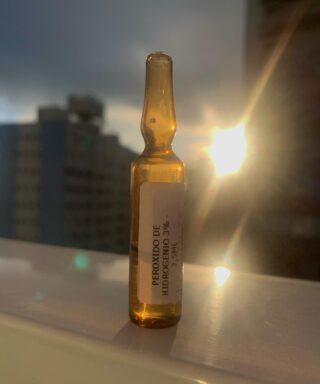 H2O2 ✨
O coração do sistema imunológico

Desde quando nascemos somos expostos a uma alta quantidade de peróxido de hidrogênio nos leites maternos, o qual ativa o sistema imunológico do bebê. Além disso, ele é um dos maiores defensores do corpo capaz de destruir organismos invasores hostis, de forma ágil e eficiente. Está na hora de darmos mais atenção para ele, né? 

É uma terapia bioxidativa, funciona como um anti-inflamatório, removendo toxinas e “lixos celulares”, aumenta a oxigenação dos tecidos, auxilia e previne infecções, remove placas de lipídios dos vasos sanguíneos, melhorando a circulação arterial, venosa e linfática. Tem atividade imunomoduladora contra processos virais, sendo observada melhora pouco tempo após sua aplicação endovenosa em sintomas de gripe, candidíase, reações alérgicas; tendo assim importante função na otimização metabólica. 🤍✅